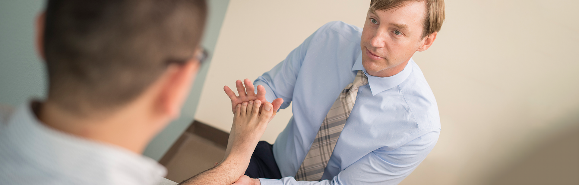 Dr. Shaw examones a patients ankle 